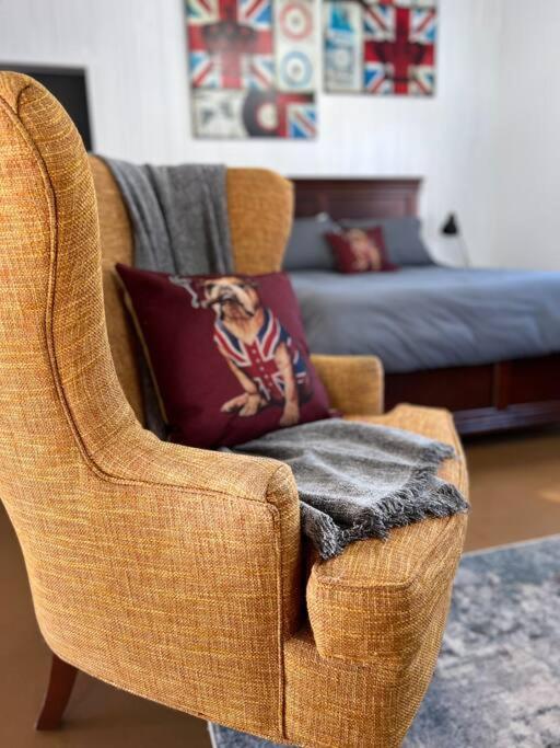 Private Bright Modern Studio! Queen Bed ! วิกตอเรีย ภายนอก รูปภาพ