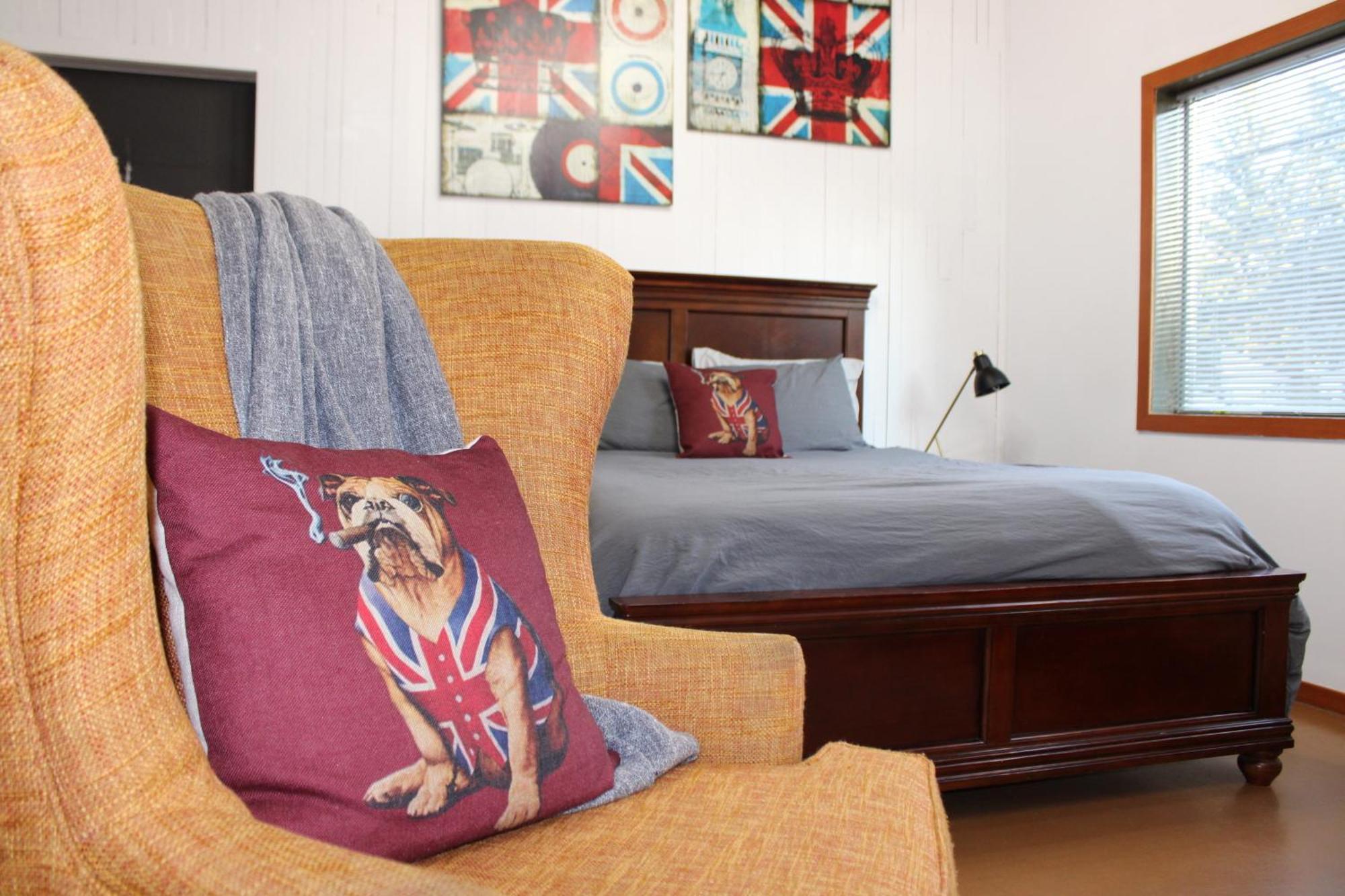 Private Bright Modern Studio! Queen Bed ! วิกตอเรีย ภายนอก รูปภาพ