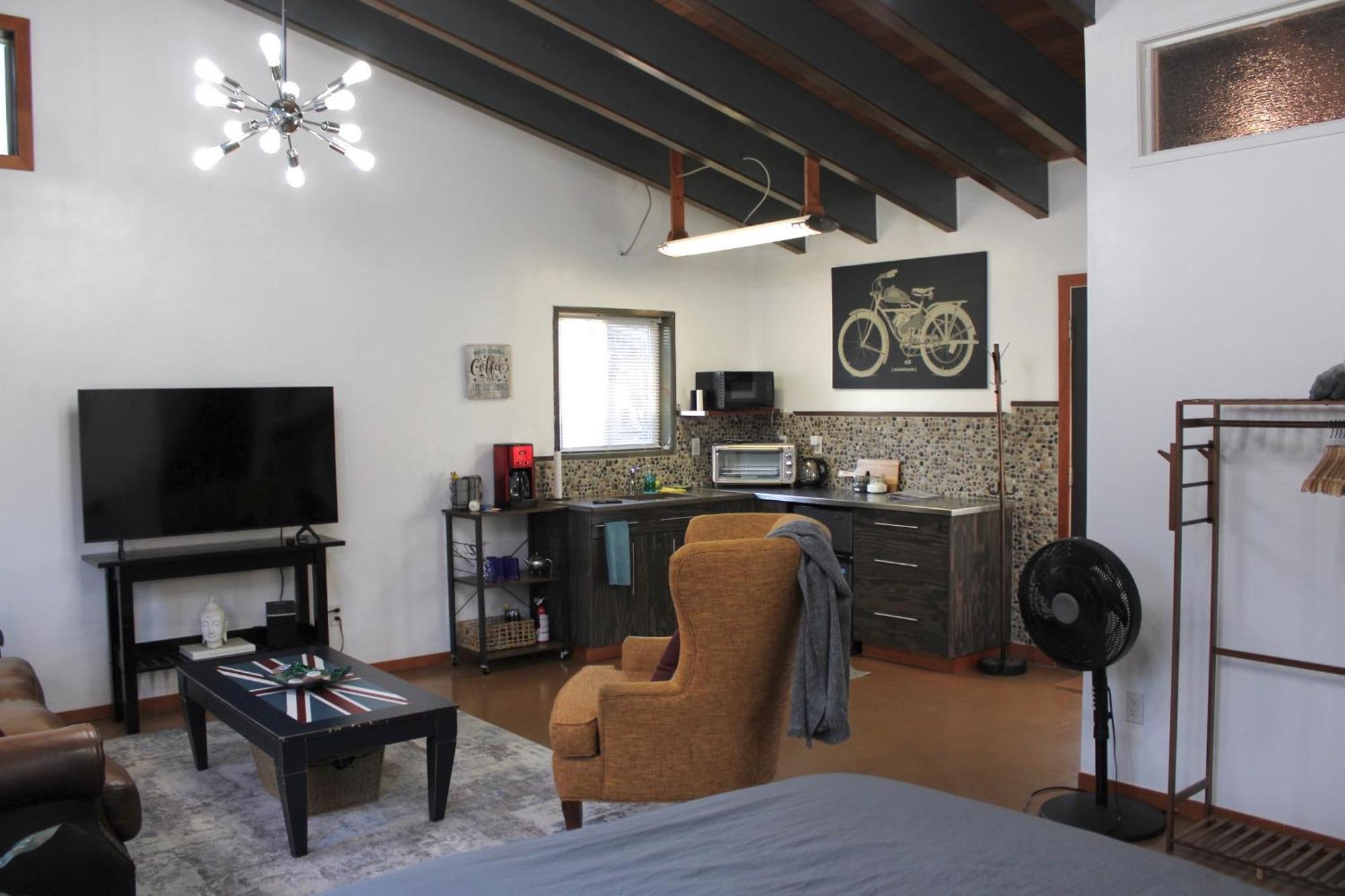 Private Bright Modern Studio! Queen Bed ! วิกตอเรีย ภายนอก รูปภาพ