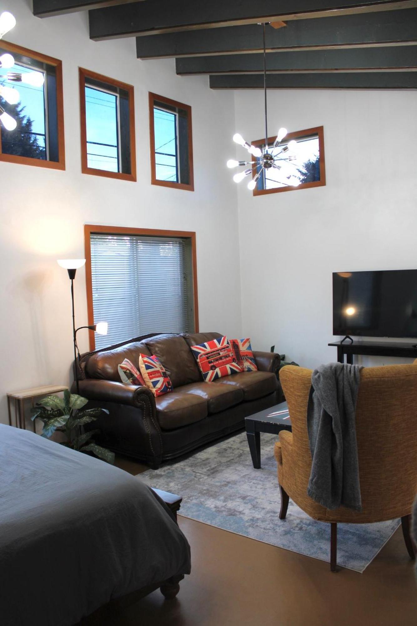 Private Bright Modern Studio! Queen Bed ! วิกตอเรีย ภายนอก รูปภาพ