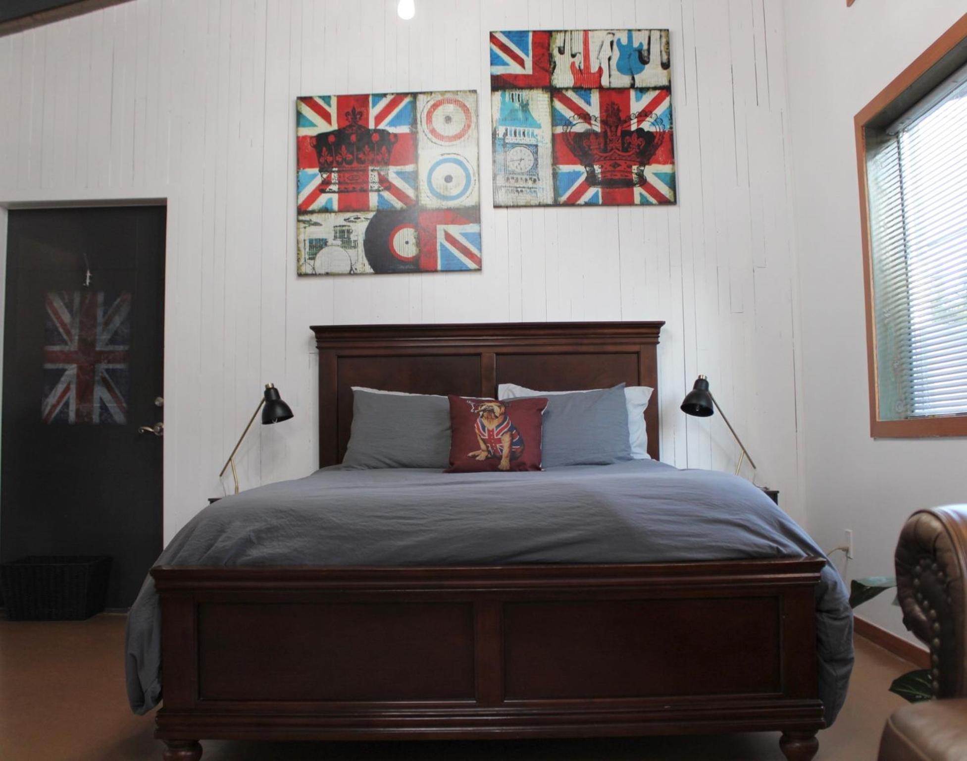 Private Bright Modern Studio! Queen Bed ! วิกตอเรีย ภายนอก รูปภาพ