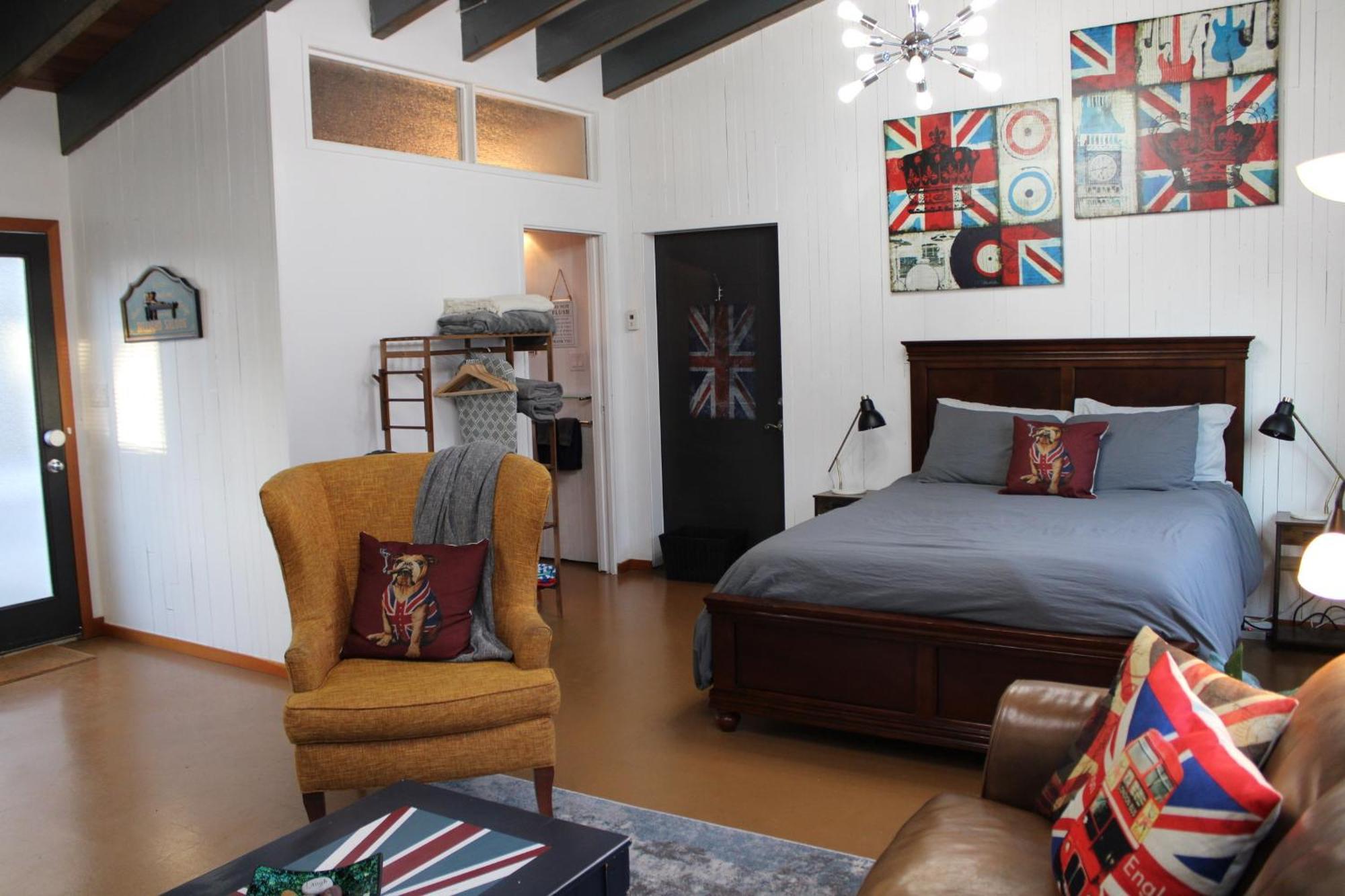 Private Bright Modern Studio! Queen Bed ! วิกตอเรีย ภายนอก รูปภาพ