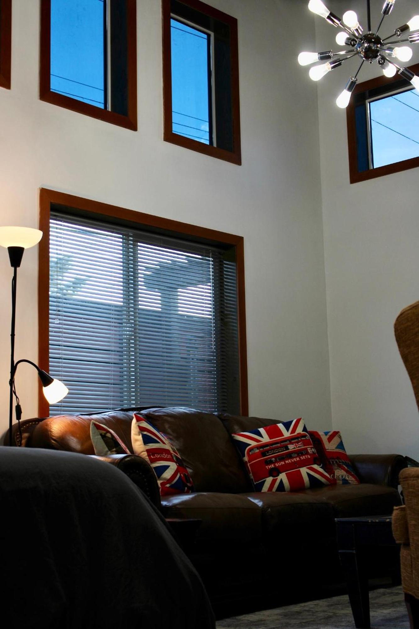 Private Bright Modern Studio! Queen Bed ! วิกตอเรีย ภายนอก รูปภาพ