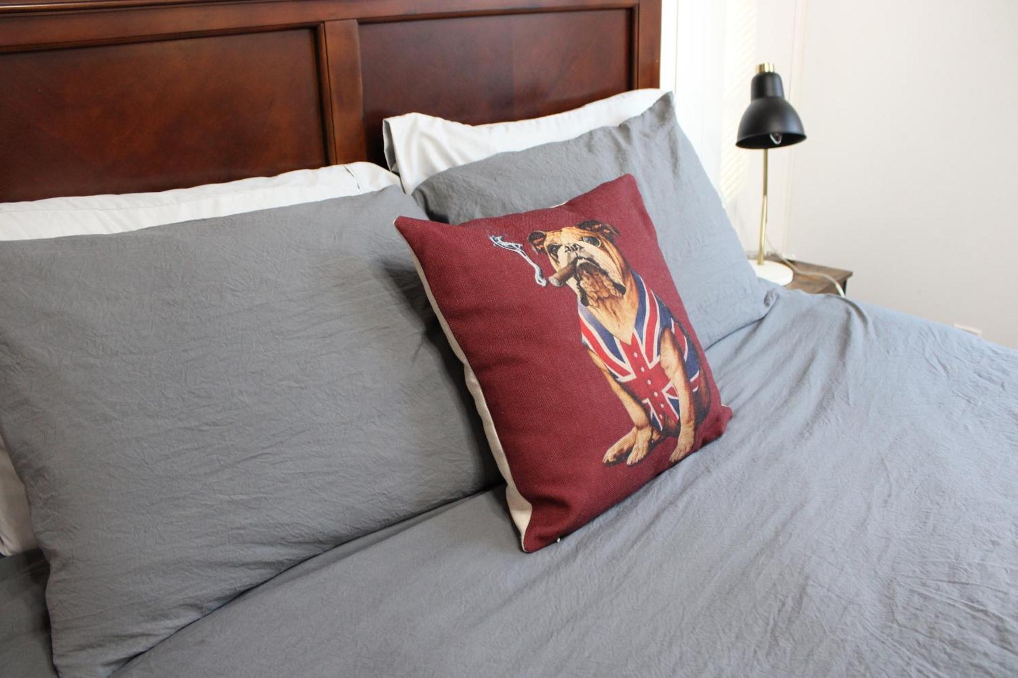 Private Bright Modern Studio! Queen Bed ! วิกตอเรีย ภายนอก รูปภาพ